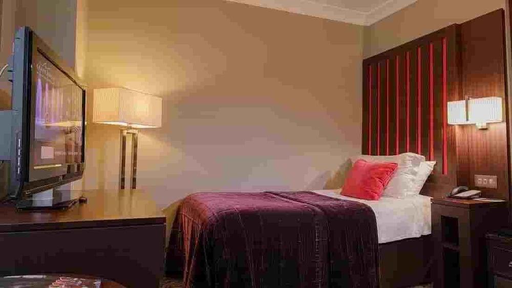 Grand Jersey Hotel And Spa Saint Helier Jersey Kültér fotó A bedroom