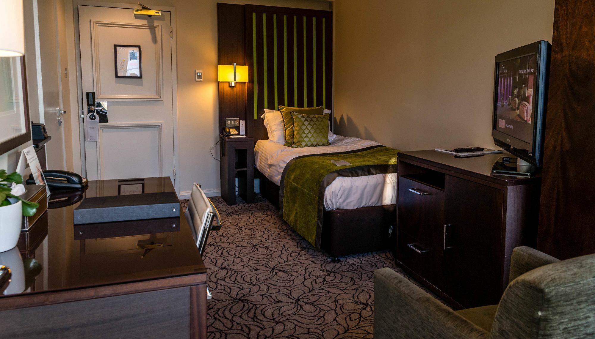 Grand Jersey Hotel And Spa Saint Helier Jersey Kültér fotó A single room at the hotel